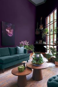Salle violette avec table